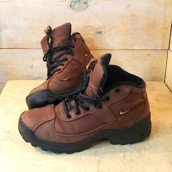 acg hiking sneaker